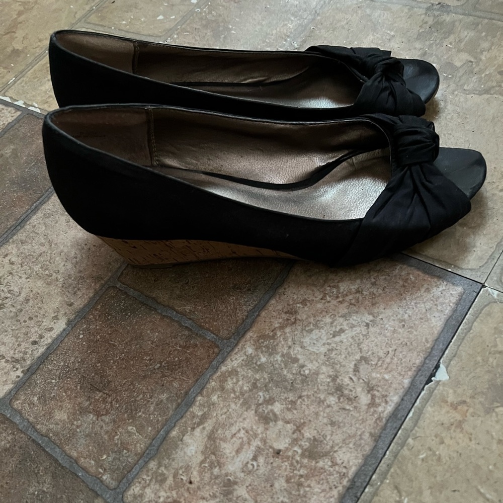 I am cleaning out my closet all the shoes are in very good condition size 8.5